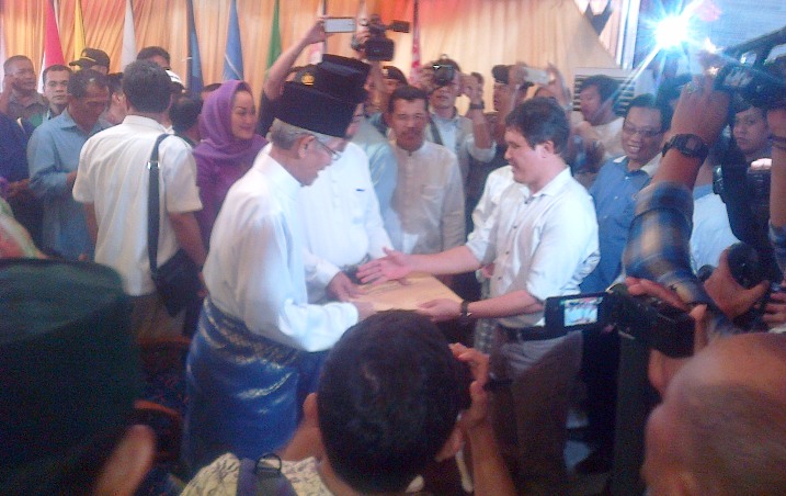 Sani dan Nurdin saat menerima berkas pendaftaran pencalonannya dari Ketua KPU Kepri. Foto ALPIAN TANJUNG