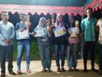 Foto Bersama Usai Penyerahan Piala Futsal Putri Kampung Bentai