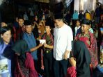 Warga Kampung Tengah Saat Menyambut Kedatangan Wakil Ketua II DPRD Kota Tanjungpinang, Hendra Jaya. Foto ALPIAN TANJUNG