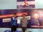 Niko Saat Menyerahkan Berkas Pendaftaran Bacalon Bupati Bintan di Kantor Partai Demokrat Bintan. Foto Ist